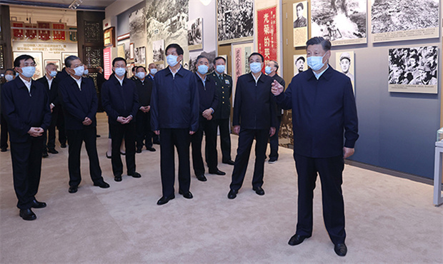 习近平等参观纪念抗美援朝出国作战70周年主题展览.jpg
